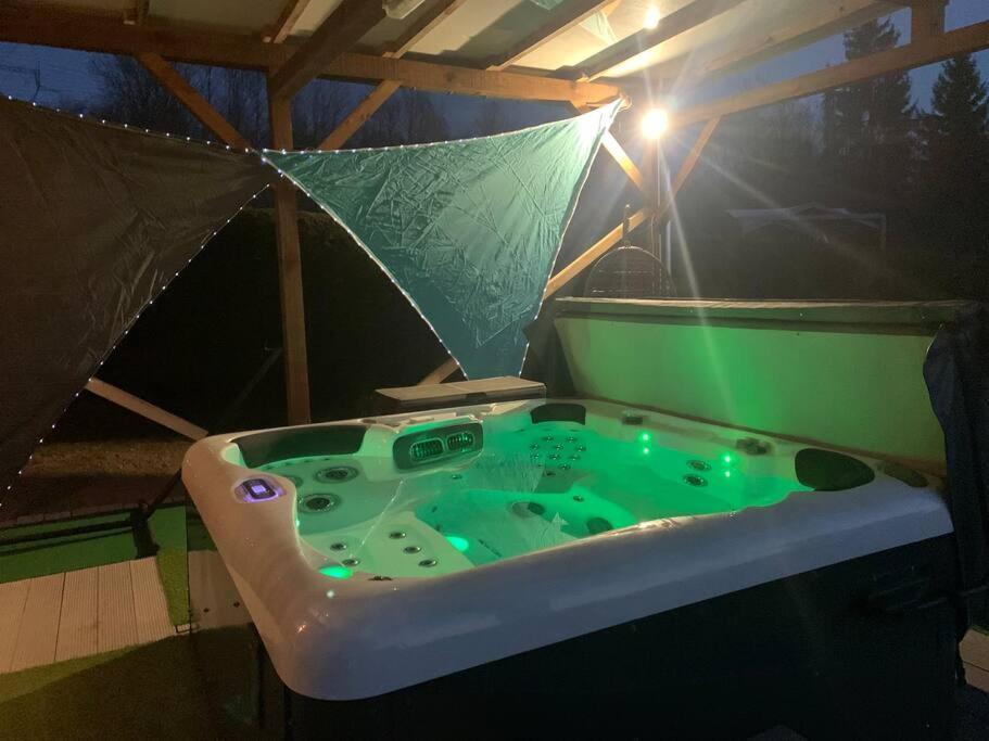 Chalet 2 Personnes Avec Jacuzzi Et Piscine Saisonniere Partagee Corcieux Exteriör bild