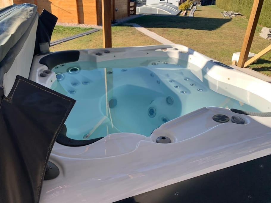Chalet 2 Personnes Avec Jacuzzi Et Piscine Saisonniere Partagee Corcieux Exteriör bild