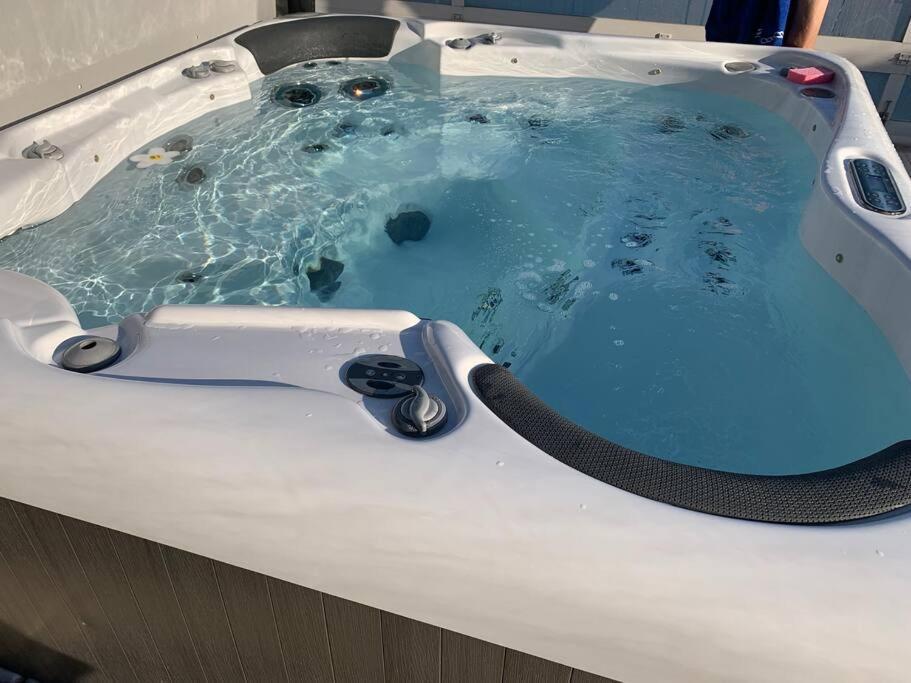 Chalet 2 Personnes Avec Jacuzzi Et Piscine Saisonniere Partagee Corcieux Exteriör bild
