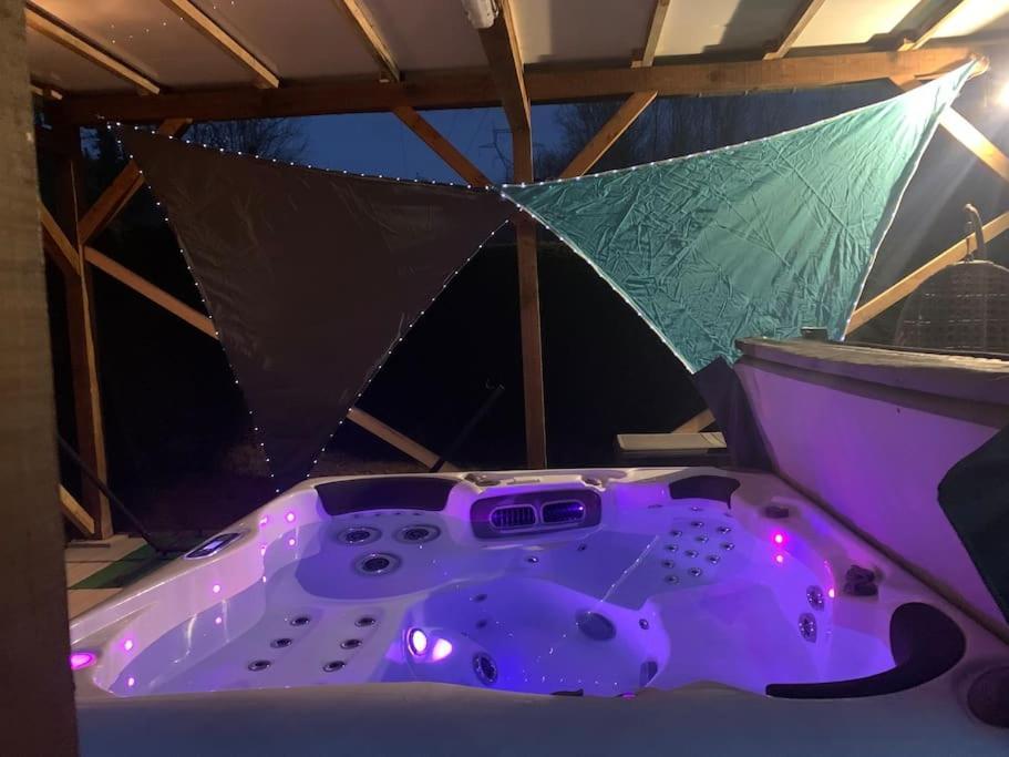 Chalet 2 Personnes Avec Jacuzzi Et Piscine Saisonniere Partagee Corcieux Exteriör bild