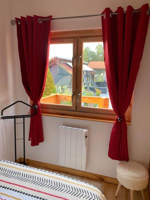 Chalet 2 Personnes Avec Jacuzzi Et Piscine Saisonniere Partagee Corcieux Exteriör bild