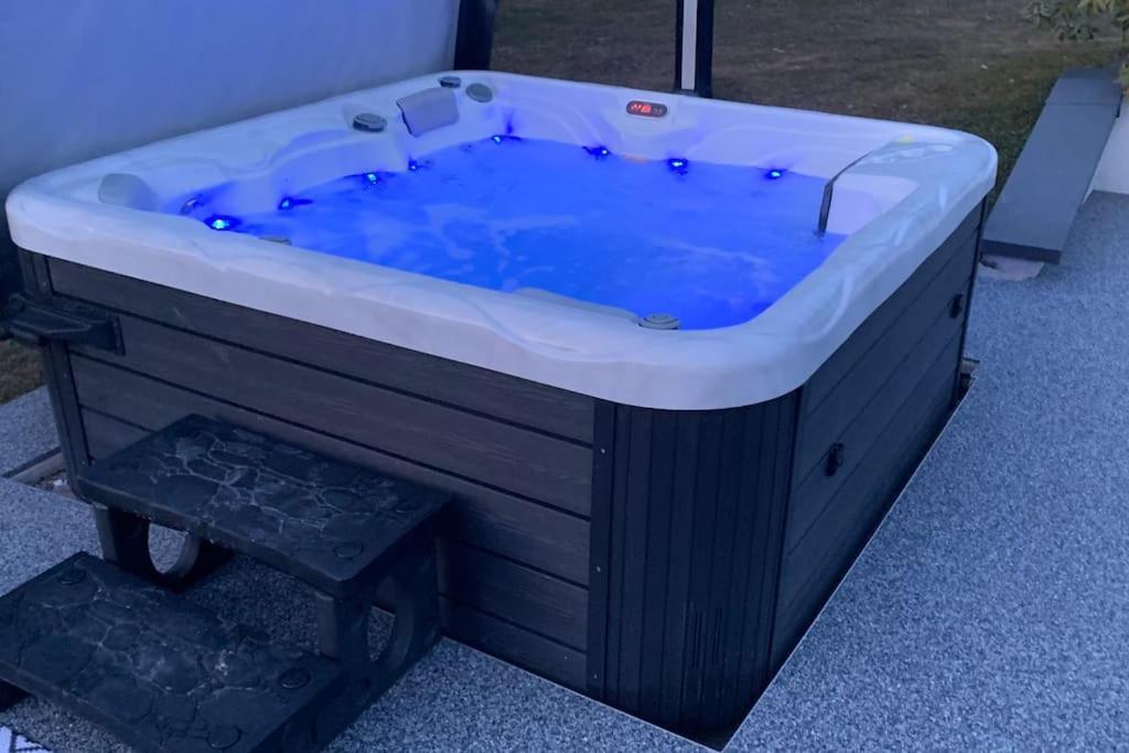 Chalet 2 Personnes Avec Jacuzzi Et Piscine Saisonniere Partagee Corcieux Exteriör bild