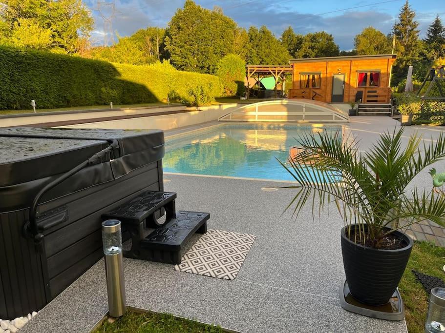 Chalet 2 Personnes Avec Jacuzzi Et Piscine Saisonniere Partagee Corcieux Exteriör bild