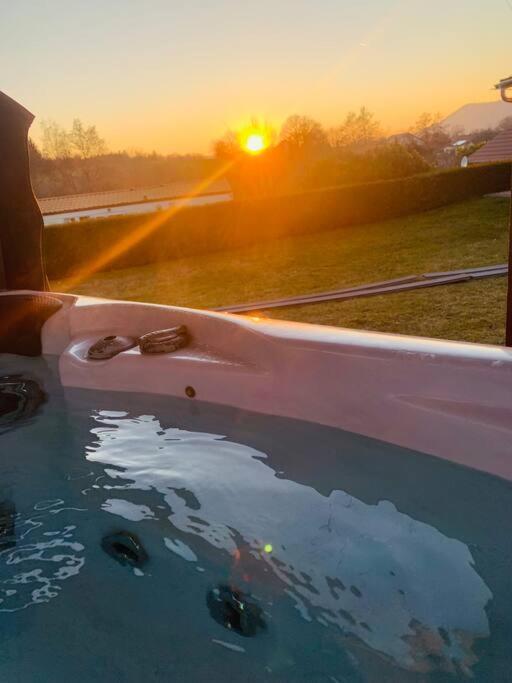 Chalet 2 Personnes Avec Jacuzzi Et Piscine Saisonniere Partagee Corcieux Exteriör bild